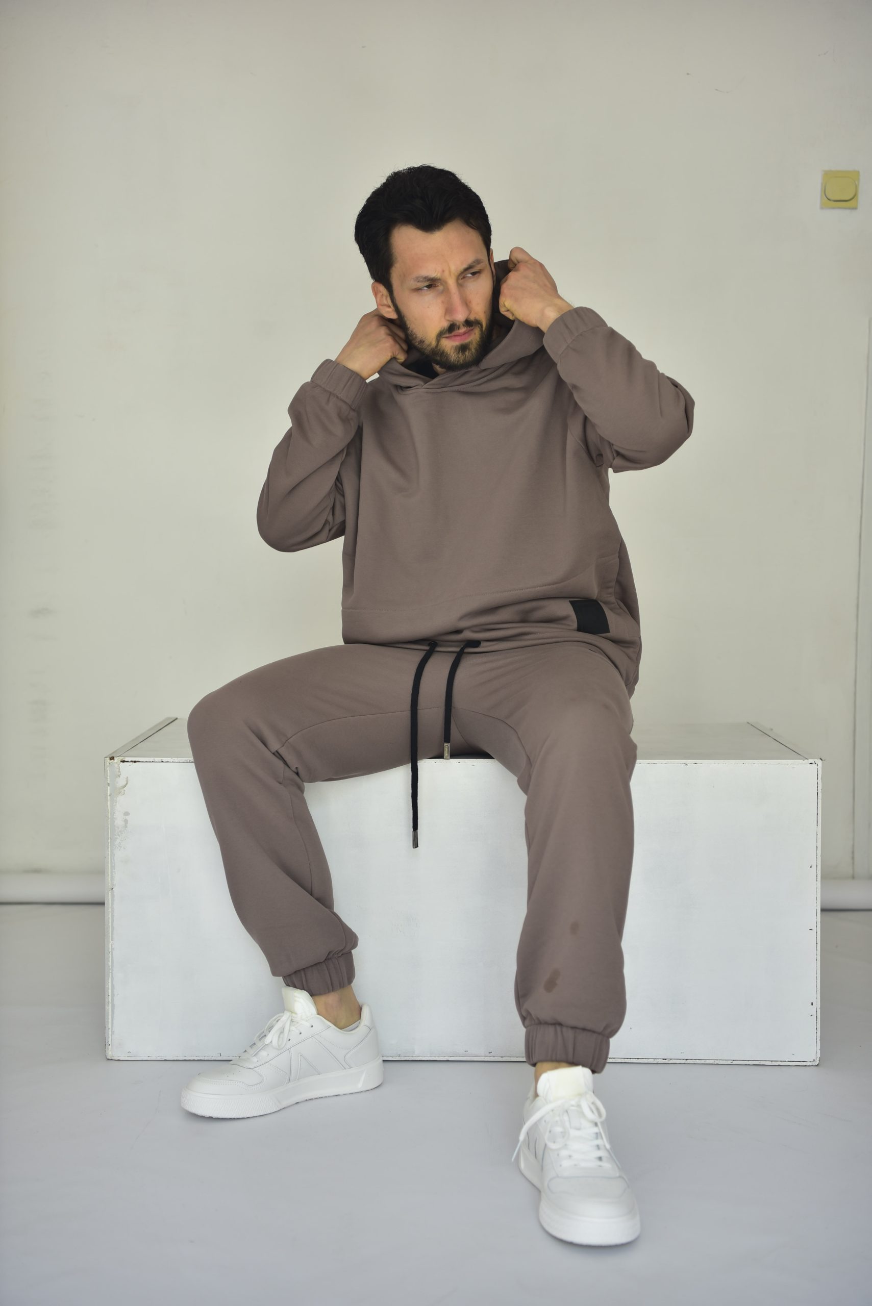 Spodnie dresowe – Latte (z gumką w nogawkach, oversize)