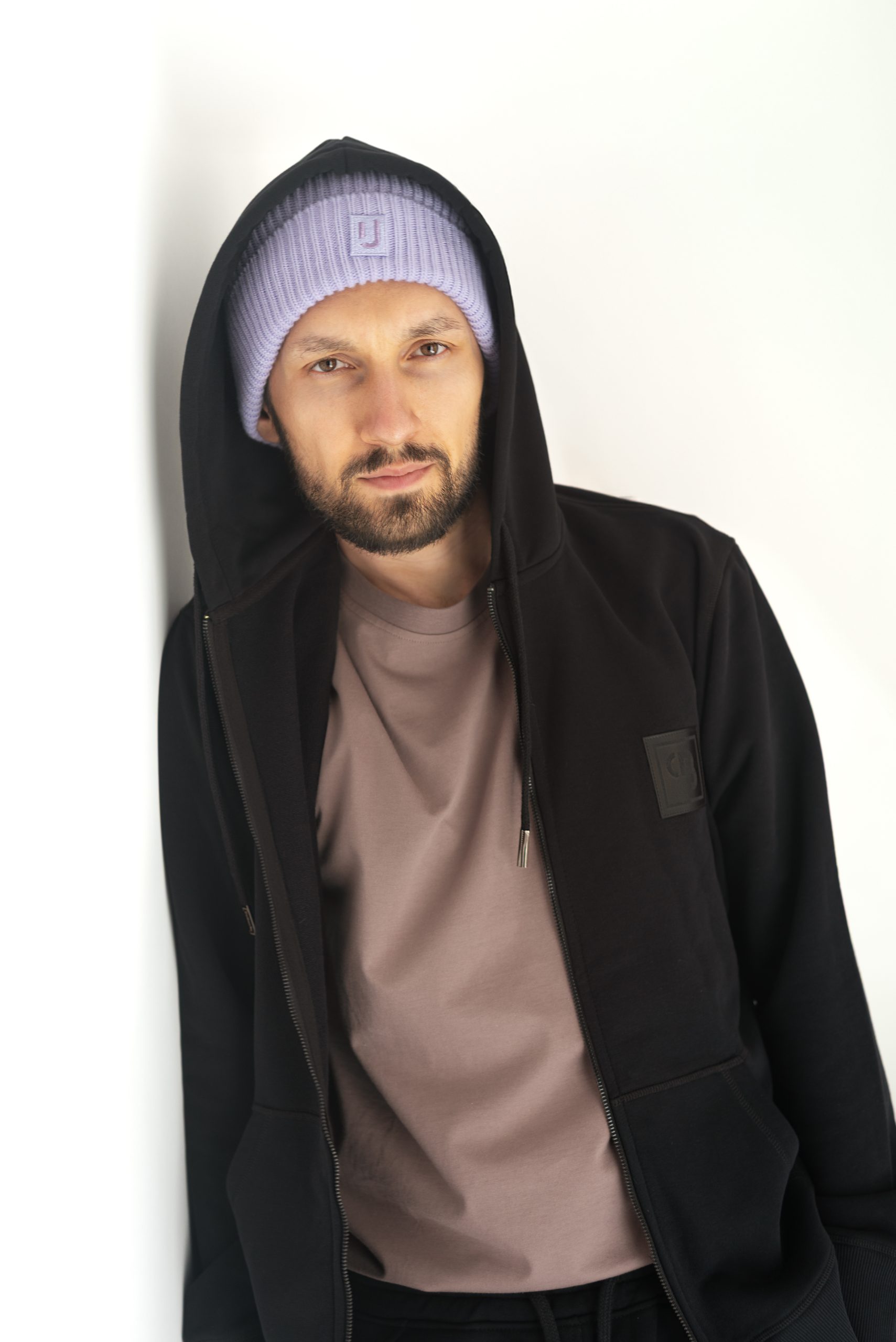 Bluza z kapturem na suwak – Czarna - obrazek 2